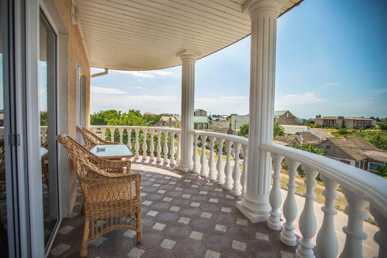 Amalia Hotel Zaliznyi Port Luaran gambar