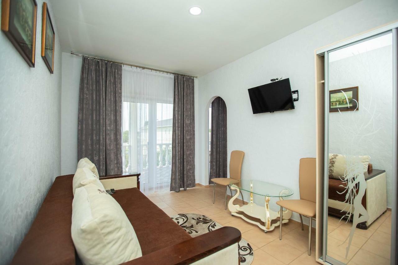 Amalia Hotel Zaliznyi Port Luaran gambar