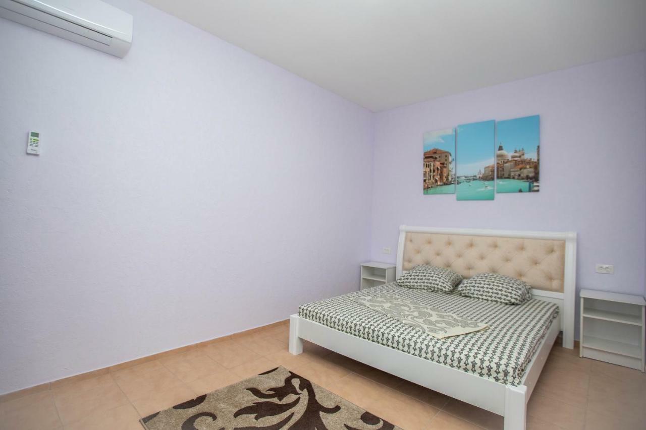 Amalia Hotel Zaliznyi Port Luaran gambar